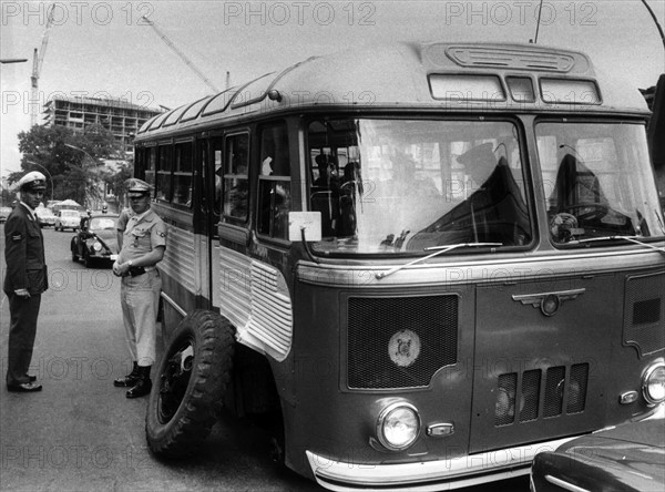 US Army helps Soviet soldiers after breakdown in West Berlin