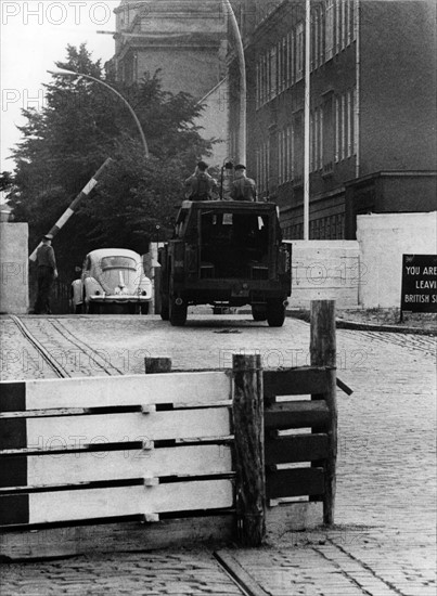 Barricaded checkpoint Sandkrugbrücke in Berlin