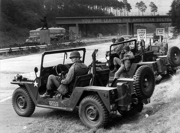 Armored units of the US Army at Berlin checkpoint