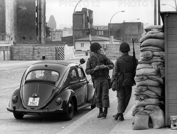 Armored units of the US Army at Berlin checkpoint