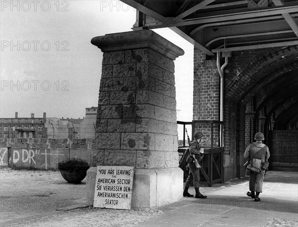 Armored units of the US Army at Berlin checkpoint Oberbaumbrücke