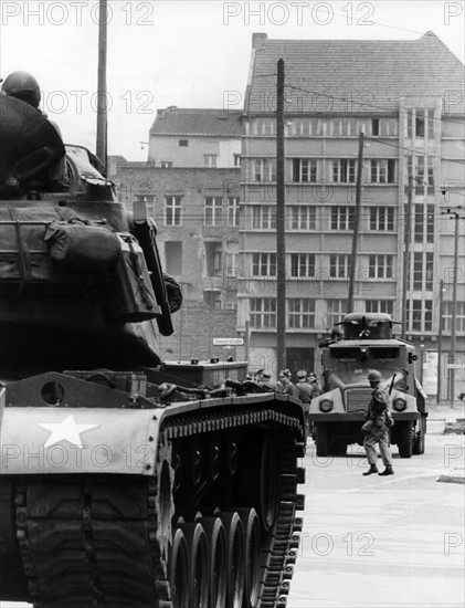 US soldiers and People's Police officers at checkpoint Friedrichstraße in Berlin 1961