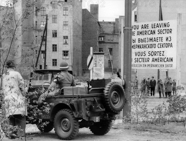 US soldiers and People's Police at checkpoint Friedrichstraße in Berlin 1961