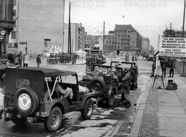 US soldiers and People's Police officers at checkpoint Friedrichstraße in Berlin 1961