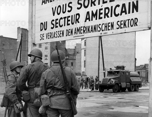 US soldiers and People's Police officers at checkpoint Friedrichstraße in Berlin 1961