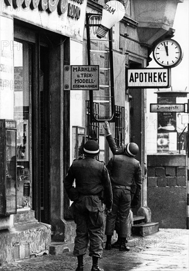 US soldiers moving into apartment at checkpoint Friedrichstraße