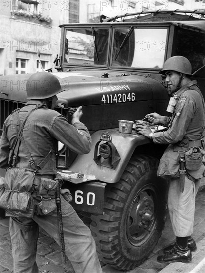 US troops have lunch at sector border in Berlin