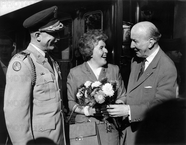 Families of US soldiers in Berlin welcomed with flowers