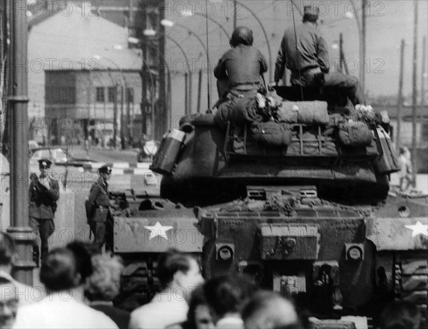 US soldiers and People's Police policemen at the sector border in Berlin in 1961