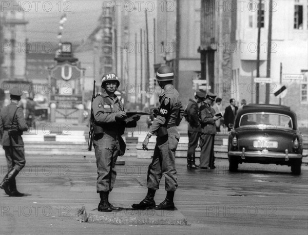 US soldiers and police men of the People's Police at sector border in Berlin 1961