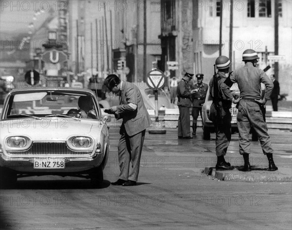 US soldiers and police men of the People's Police at sector border in Berlin 1961