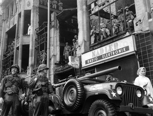 US troops at border crossing point Friedrichstrasse are strengthened