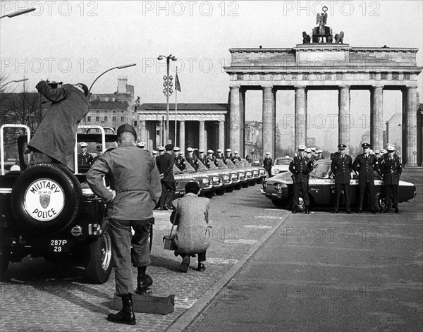 Group photo of US military police in front of Brandenburger Tor