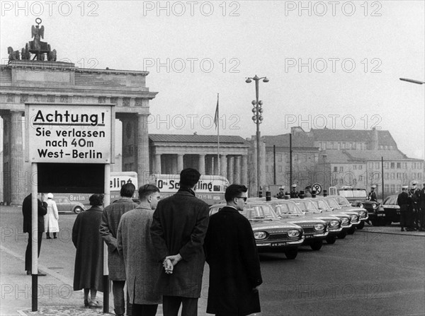 Group photo of US military police in front of Brandenburger Tor