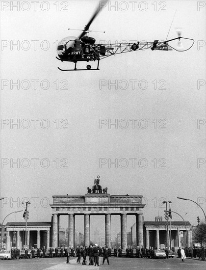 US military police taking a group picture in front of Brandenburger Tor