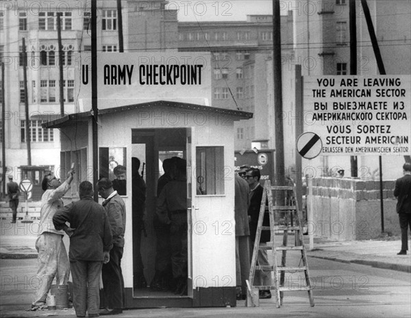 Checkpoint Charlie in Belrin 1961