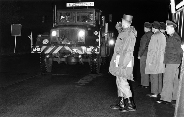 US convoy passes Allied border crossing point Helmstedt
