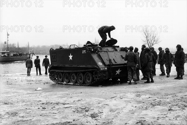 A U.S. tank sinks in the Rhein - Three dead persons