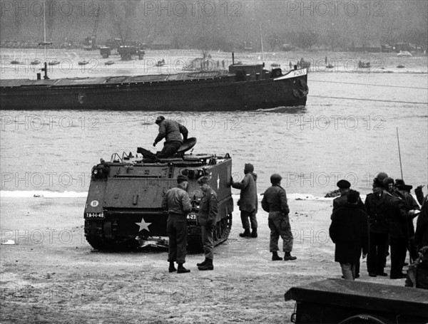 The U.S. tank sinks in the Rhein - Three dead persons