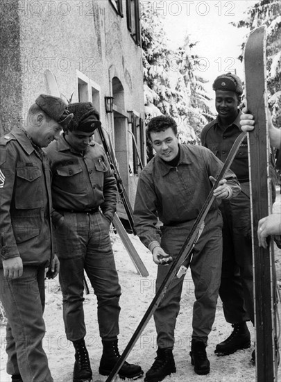 U.S. soldiers learn skiing from the German Armed Forces.