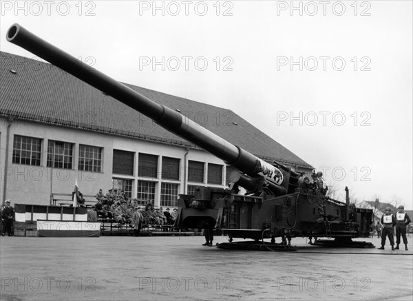 Nuclear cannon of the US Army in frontn of Bavarian members of the government