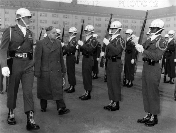 Arms instruction of the US Army in front of Bavarian members of the government