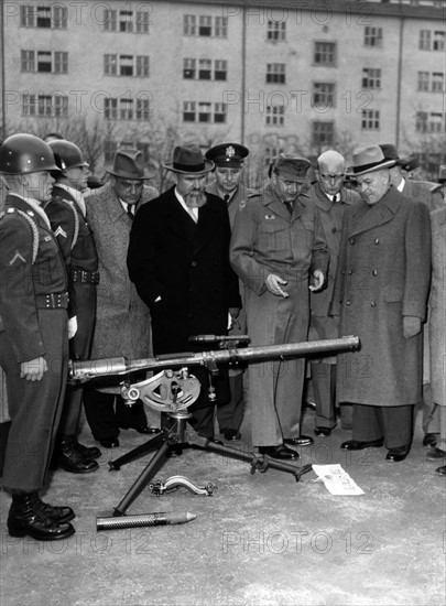 Arms inspection of the US Army in front of Bavarian members of the government