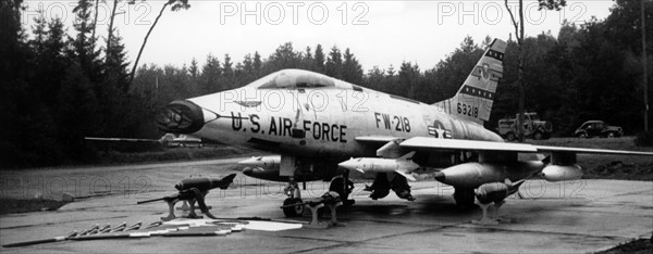 Supersonic fighter bomber F 100 of the US Air Force