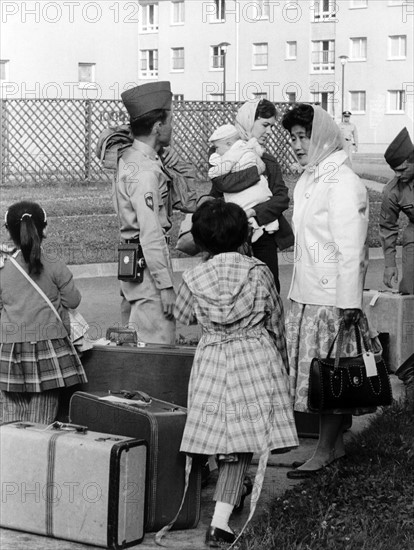 US soldiers and their families leave decrepit apartments