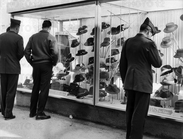 US soldiers buy traditional hats