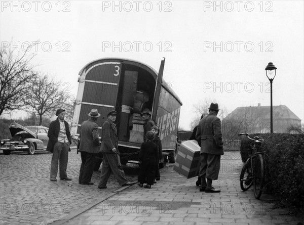 Houses in Frankfurt-Hoechst are moved out of for occupying troops