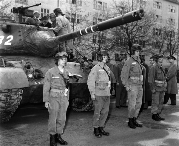 Arms inspection of the US Army in front of Bavarian members of the government