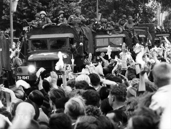 Celebrated military parade of US army on Kurfuerstendamm in Berlin 1961