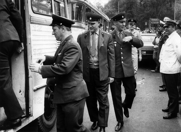 US Army helps Soviet soldiers after breakdown in West Berlin