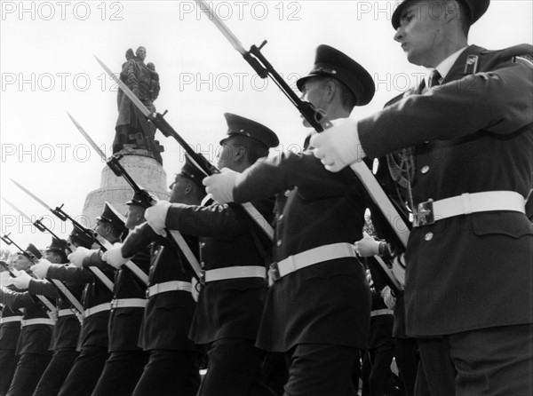 Russian soldiers rehearse for ceremony on troop withdrawal from Germany