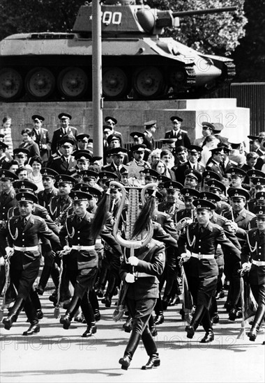 Wreath-laying ceremony and parade at Soviet monument in West-Berlin