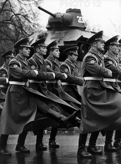 Wreath-laying ceremony at Soviet monument in West Berlin