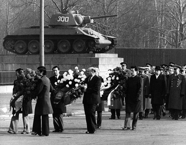 Wreath-laying ceremony at Soviet monument in West-Berlin