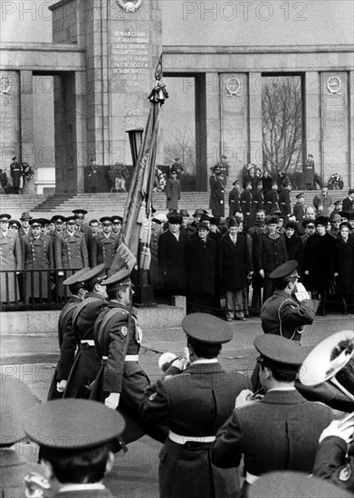 Wreath-laying ceremony at Soviet monument in West-Berlin