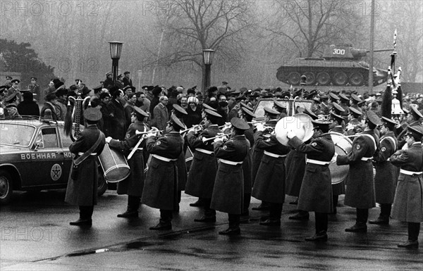 Wreath-laying ceremony at Soviet monument in West Berlin