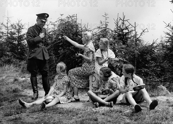 Third Reich - girlds at the border 1937