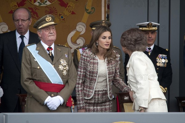 Hommage an die Nationalflagge mit Militärparade in Madrid.