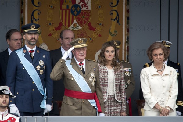 Hommage an die Nationalflagge mit Militärparade in Madrid.