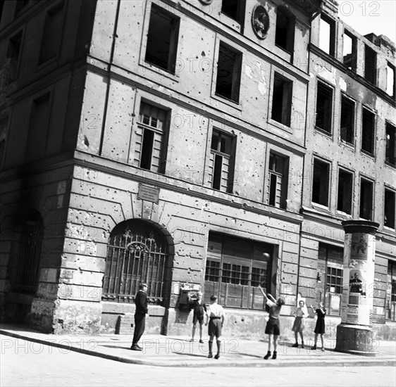 Post-war period - children in destroyed Berlin