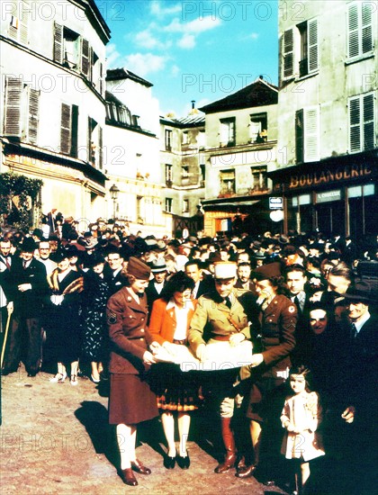 two, American, Women’s Army Corps, WAC, women, US Army, map, French, officer, people, Liberation, Paris, World War II, France, 1944