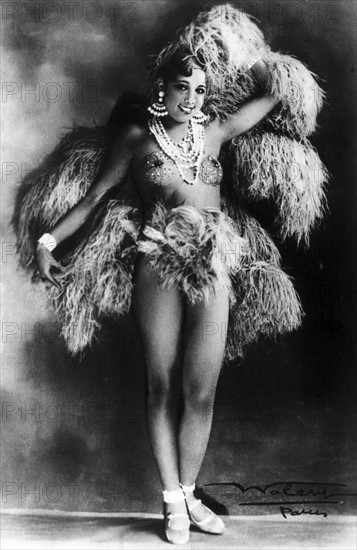 Die französische Schauspielerin Josephine Baker posiert mit einer Federboa...