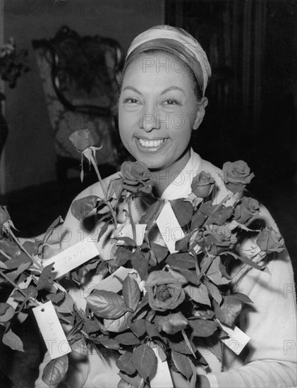 Josephine BAKER, Portrait mit Rosenstrauß 1959