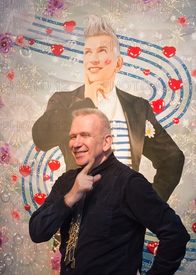 Modedesigner Gaultier überreicht Spende an Aids-Hilfe