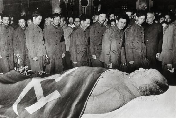 Photo: A final tribute to the dead chairman Mao Zedong (Mao Tse-tung)...