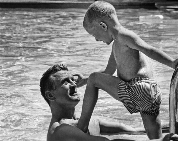 Kirk Douglas et son fils Peter, 1960
